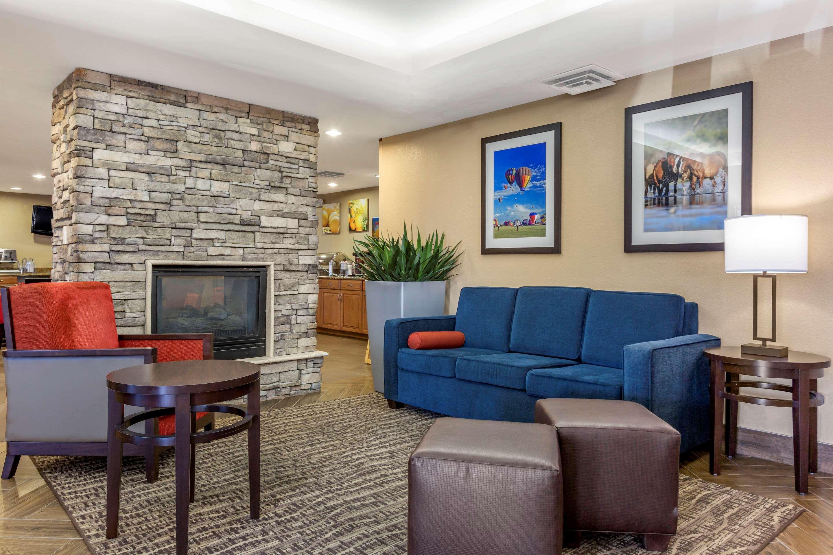 Comfort Inn & Suites Phoenix North - Deer Valley Ngoại thất bức ảnh
